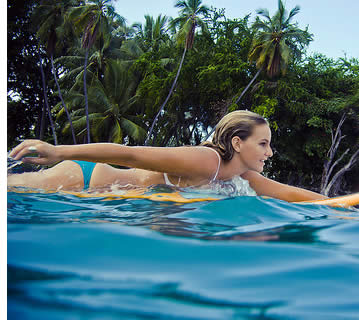 Paddling och blir starkare är en av de första saker du måste göra för att lära sig surfa